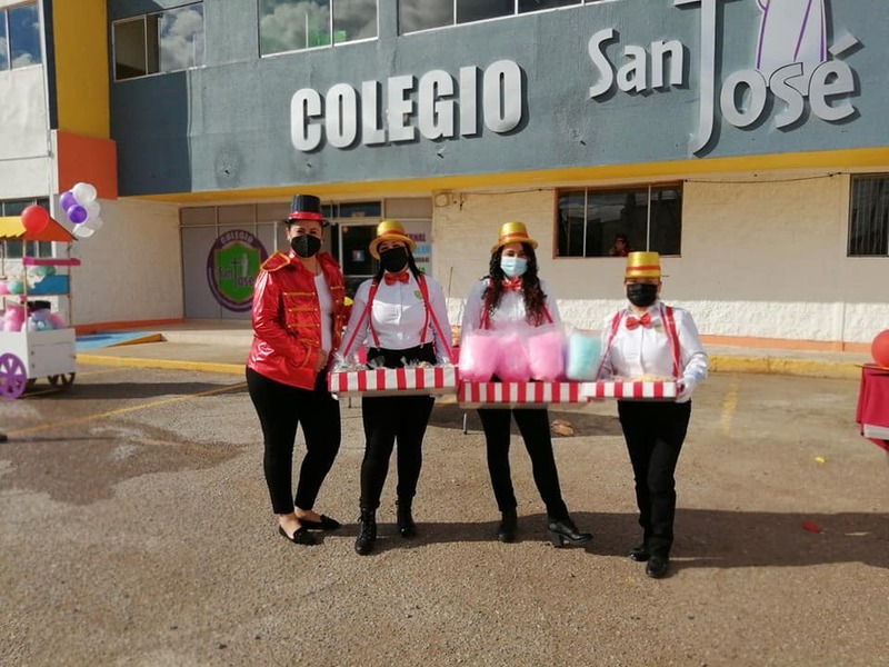 Personal del colegio en evento temático en la entrada