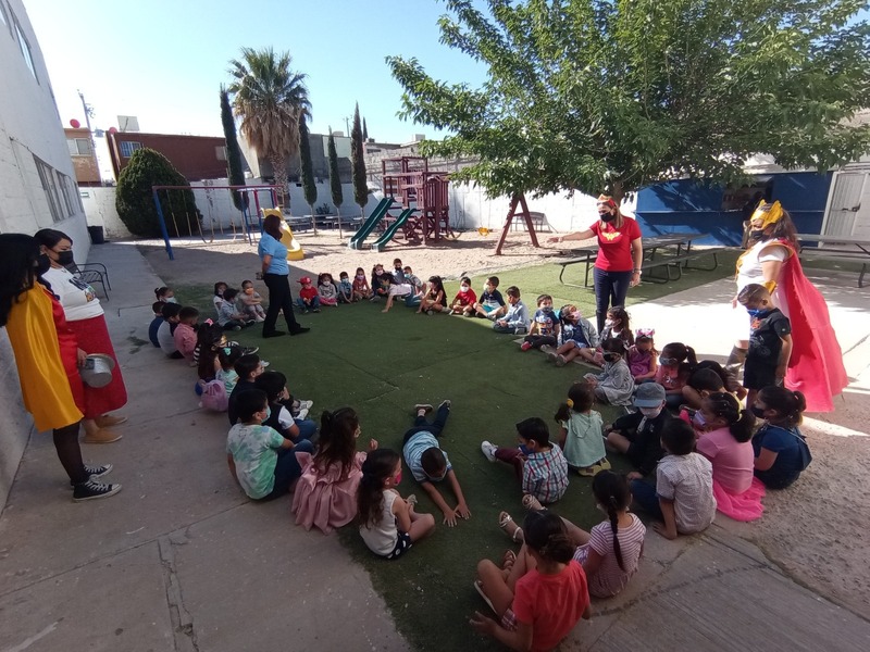 Alumnos participando en actividad al aire libre