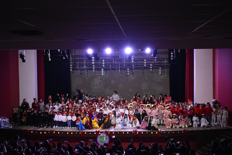 Puesta en escena navideña en el auditorio del colegio