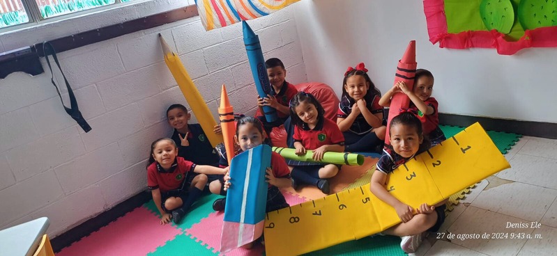Alumnos de preescolar con material didáctico
