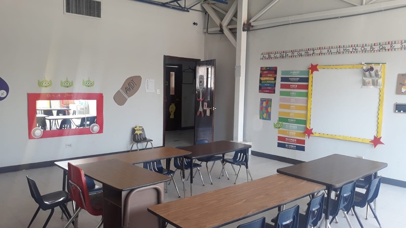 Salón de clases de Primaria del Colegio San José con bancas y pizarrón