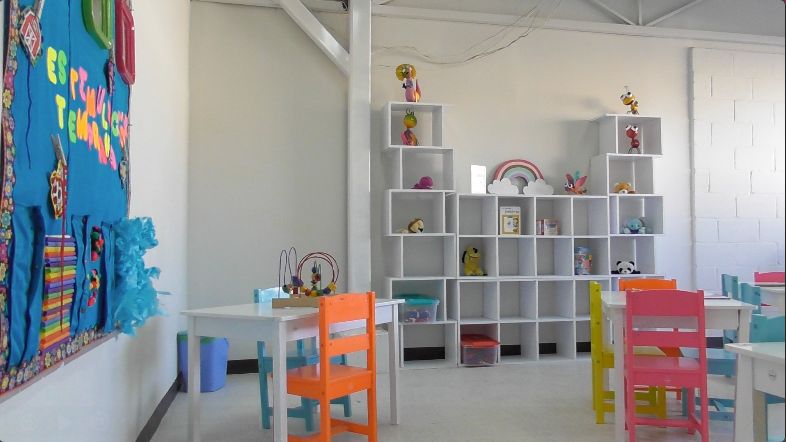 Salón de preescolar del Colegio San José, área de estimulación temprana con mobiliario infantil