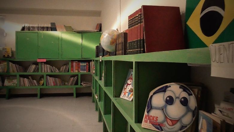 Biblioteca del Colegio San José con estantes de libros