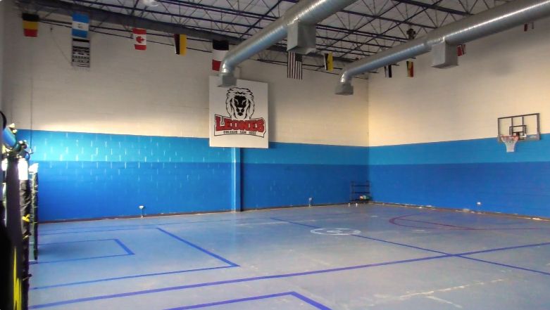 Gimnasio del Colegio San José con cancha de basquetbol