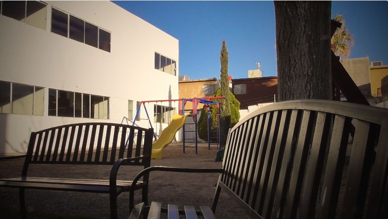 Patio y área de juegos del colegio